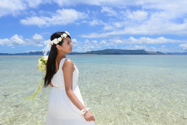 海辺のウェディングドレスを着た花嫁