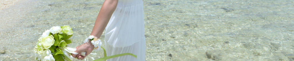 海辺のウェディングドレスとブーケ